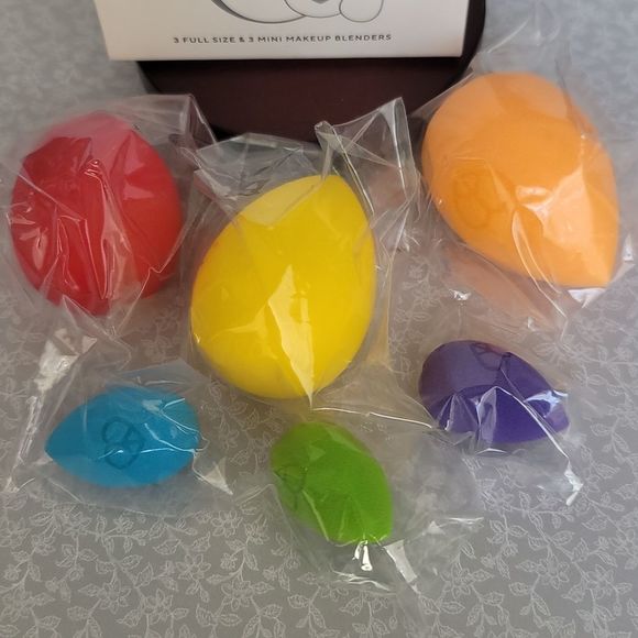 UVÉ Limited Collection Be You - Beauty Blender Set - 3 Full Size & 3 Mini Sponge - Picture 3 of 6